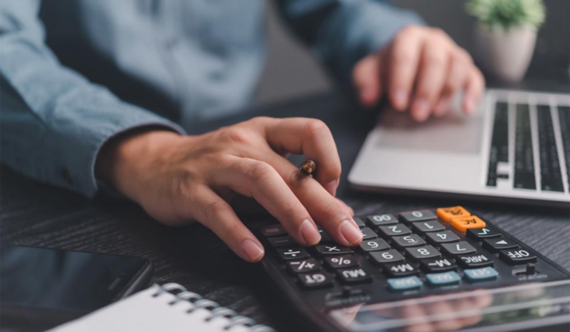 Estudiante participando en sesión de aprendizaje en línea