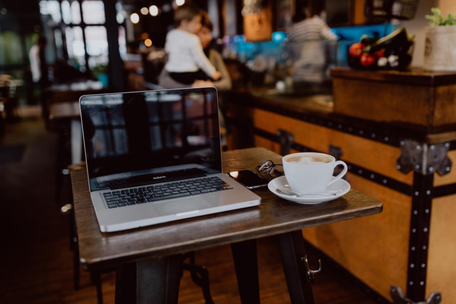 Espacio de aprendizaje colaborativo con estaciones de trabajo individuales