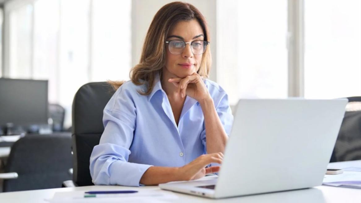 Sesión de capacitación técnica en entorno profesional