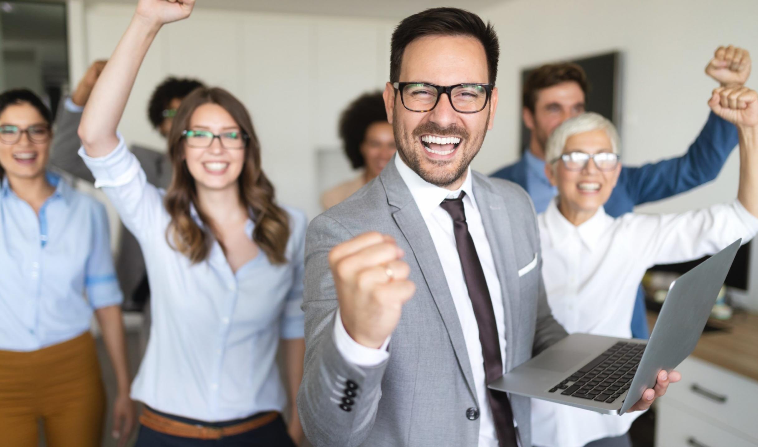 Ambiente educativo moderno con aprendizaje interactivo
